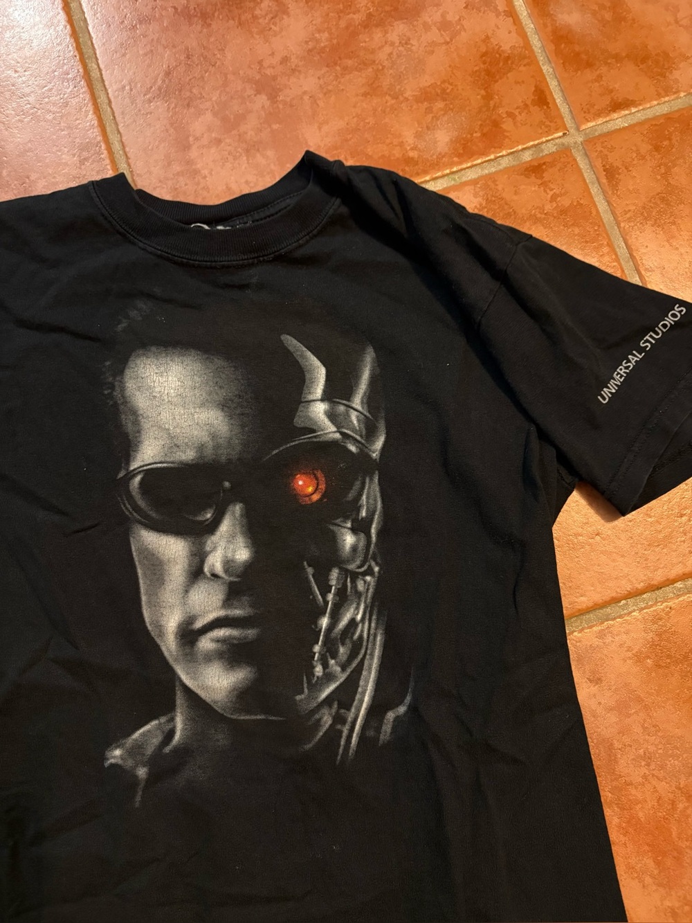 Universal Black Men’s Sci‑Fi Graphic Tee with Red Eye Detail large